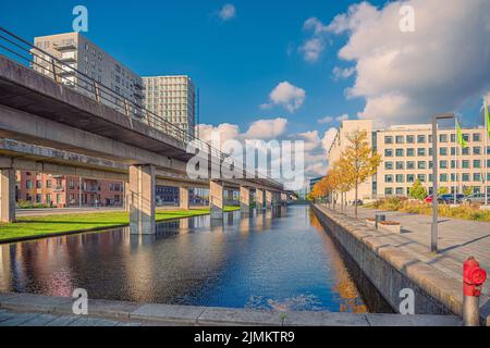 Kanal mit Wasser auf dem Boulevard Ã˜restad im Stadtgebiet Ã˜restad. Auf der Brücke, U-Bahn-Linie M1. Kopenhagen, Dänemark Stockfoto