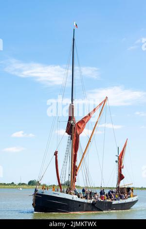 Segelboot Thistle, Segeln in Richtung Maldon Hythe Quay auf dem Fluss Chelmer, Maldon, Essex, Großbritannien. Touristen, Passagierboot von Topsail Charters Stockfoto
