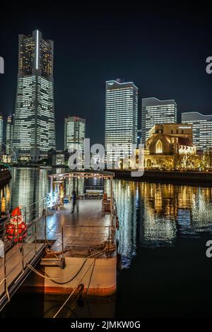 Alle öffentlichen und privaten Bereiche leuchten im Minato Mirai Büro Stockfoto