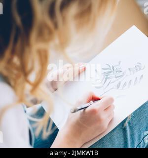 Malerei Hobby talentierter Künstler Zeichnung Pflanzen Stockfoto