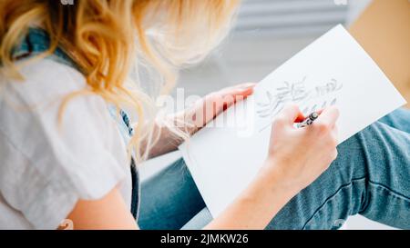 Kunsttherapie Frau Zeichnung Pflanzen Sitzboden Stockfoto