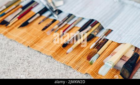 Künstler wesentliche Werkzeuge Pinsel Set Organizer Stockfoto