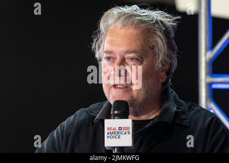 Dallas, USA. 06. August 2022. Steve Bannon, der ehemalige Chefstratege des Weißen Hauses für die Donald Trump-Regierung, berichtet von der CPAC Texas 2022-Konferenz im Hilton Anatole in Dallas, TX, am 6. August 2022. (Foto von Lev Radin/Sipa USA) Quelle: SIPA USA/Alamy Live News Stockfoto