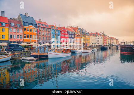 Der beliebteste Ort der Stadt ist der Nyhavn-Kanal mit einem Pier mit vielen Booten, Yachten und Schiffen, in der Nähe des alten Beautifu Stockfoto