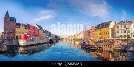 Panorama des Nyhavn Kanals mit Booten, Schiffen und vielen kleinen bunten Häusern. Kopenhagen, Dänemark Stockfoto