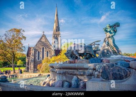 Die St. Albans Kirche mit dem Gefion Brunnen im Vordergrund. Kopenhagen, Dänemark Stockfoto