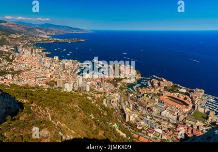 Luftaufnahme des Fürstentums Monaco bei Sonnenuntergang, Monte-Carlo, Luxusgebäude, Fußballstadion, Blick auf das Stadtleben von La Turbie Stockfoto