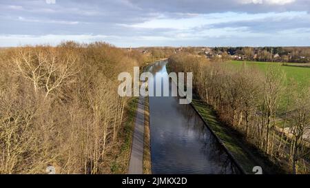 Kanal Dessel Schoten Luftbild in Rijkevorsel, kempen, Belgien, zeigt die Wasserstraße in der natürlichen grünen landwirtschaftlichen Stockfoto