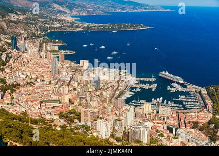 Luftaufnahme des Hafens Hercules von Monaco bei Sonnenuntergang, Monte-Carlo, riesiges Kreuzschiff ist in der Marina vertäut, Blick auf das Stadtleben von La T Stockfoto