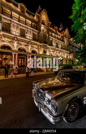 Monaco, Monte Carlo, 21. August 2019: Mercedes Benz Oldtimer in der Nähe des Hotels Paris mit Nachtbeleuchtung, Lichter des Ortes Stockfoto