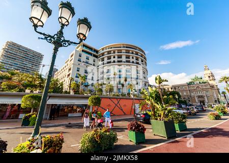 Monaco, Monte-Carlo, 21. August 2017: Touristen und wohlhabende Menschen besuchen Markengeschäfte in der Nähe des Hotels Paris und des Casino Monte-Carlo