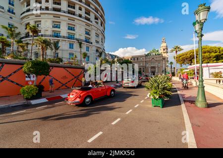 Monaco, Monte-Carlo, 21. August 2017: Touristen und wohlhabende Menschen besuchen Markengeschäfte in der Nähe des Hotels Paris und des Casino Monte-Carlo Stockfoto