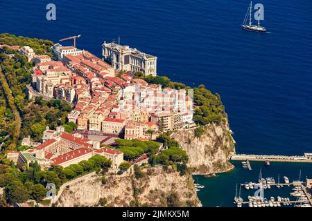 Luftaufnahme des Hafens Fontvieille bei Sonnenuntergang, Ozeanographisches Museum von Monaco, Südfrankreich, viele Boote sind in Marina, vi vertäut Stockfoto