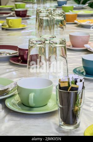 Dekorierter Tisch für eine Geburtstagsfeier Stockfoto