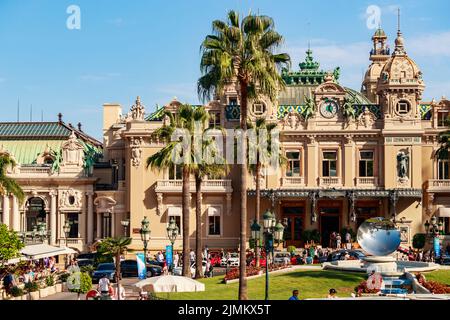 Monaco, Monte Carlo, 21. August 2017: Casino bei Sonnenuntergang, Spiegelmonument, viel Tourismus, Architektur des Fürstentums