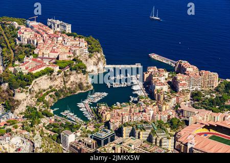 Luftaufnahme des Hafens Fontvieille bei Sonnenuntergang, Ozeanographisches Museum von Monaco, Südfrankreich, viele Boote sind in Marina, vi vertäut Stockfoto