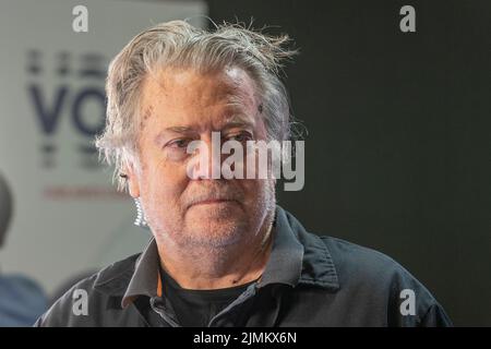 Dallas, USA. 06. August 2022. Steve Bannon, der ehemalige Chefstratege des Weißen Hauses für die Donald Trump-Regierung, berichtet von der CPAC Texas 2022-Konferenz im Hilton Anatole in Dallas, TX, am 6. August 2022. (Foto von Lev Radin/Sipa USA) Quelle: SIPA USA/Alamy Live News Stockfoto