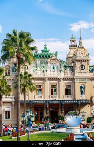 Monaco, Monte Carlo, 21. August 2017: Casino bei Sonnenuntergang, Spiegelmonument, viel Tourismus, Architektur des Fürstentums