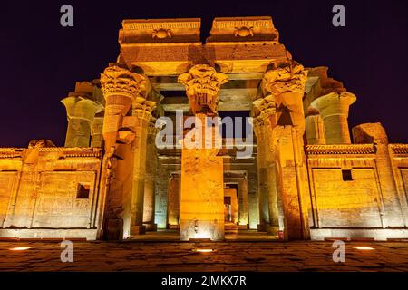 Nachtansicht der doppelte Eingang des Tempels von Sobek und Haroesis in Kom Ombo. Stockfoto