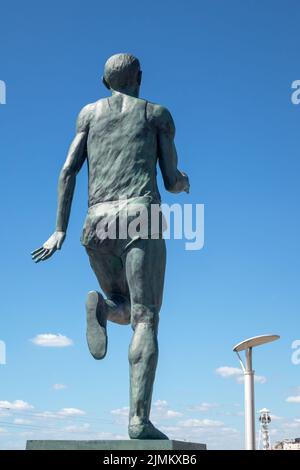 Brighton, East Sussex, Großbritannien - 5. AUGUST 2022: Die Statue des olympischen Goldmedaillengewinners Steve Ovett am 5. August 2022 in Brighton Stockfoto