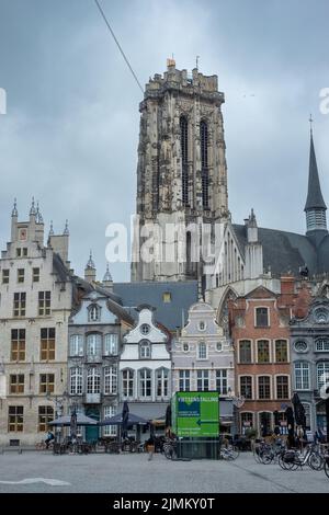 MECHELEN, Malin, Antwerpen, BELGIEN, März 2, 2022, gotische Architektur, Glockenturm der St. Rumbold-Kathedrale aus dem Grot Stockfoto