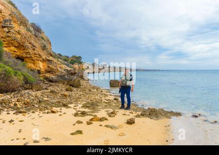 Andrew McIntyre bei einem Spaziergang entlang der Küste in der Nähe der Residenz McIntyre am 1 McIntyre Place in Stansbury auf der Yorke Peninsula in Südaustralien. Das Grundstück McIntyre liegt an der Kreuzung von Highway Route B88 (St. Vincent Highway) und Adelaide Road, neben McIntyre Place. Das Anwesen war ursprünglich im Besitz von J.D.M. 'Jim' McIntyre, der Vater von Allan Maxwell 'Max' McIntyre, der wegen des Verschwindens der Beaumont-Kinder am 26. Januar 1966 in Adelaide untersucht wurde. Der Sohn von Max McIntyre, Andrew McIntyre, behauptet, sein Vater sei beteiligt gewesen und habe die Kinder auf dem Grundstück begraben. Stockfoto