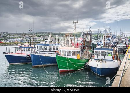 Vier kleine Fischerboote liegen im Hafen von Howth, Dublin, Irland Stockfoto