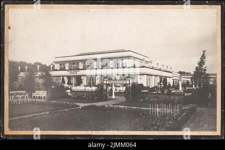 Poelzig Hans (1869-1936), Ausstellungsgelände in Breslau. (?) (1913): Blick auf ein Restaurant. Foto auf Karton, 110,9 x 178,6 cm (einschließlich Scankanten) Stockfoto