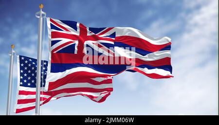 Die Hawaii-Staatsflagge winkt zusammen mit der Nationalflagge der Vereinigten Staaten von Amerika. Stockfoto