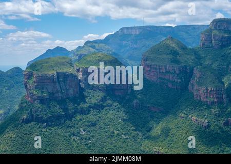 Panoramarundweg Soute Africa, Schlucht des Flusses Blyde mit den drei Rondavels, beeindruckender Blick auf drei Rondavels und den fluss blyde Stockfoto