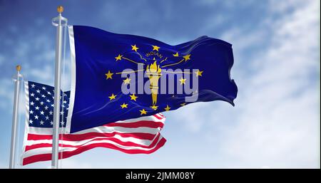 Die Indiana-Staatsflagge winkt zusammen mit der Nationalflagge der Vereinigten Staaten von Amerika. Stockfoto