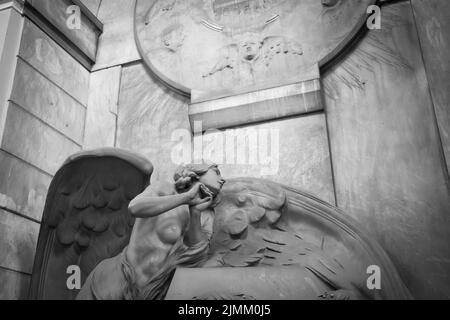 Statue des Engels auf einem alten Grab in Genua Friedhof - Italien Stockfoto