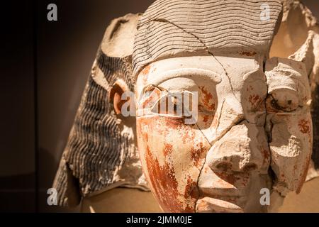 Turin, Italien - ca. Januar 2022: Sandton-Statue Archäologie im Ägyptischen Museum Stockfoto