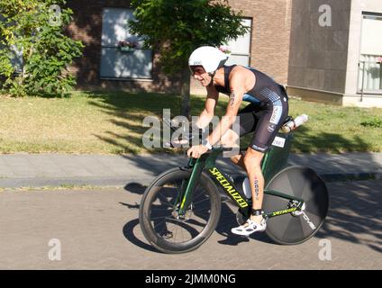 Maastricht, Niederlande. 7. August 2022. Triathlet mit Startnummer 2887, Franck Lopico, auf der 47-km-Marke während der Radetappe des Ironman-Triathlon-Rennens in Maastricht. A Corpendale/Alamy Live News Stockfoto