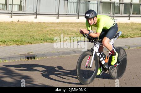 Maastricht, Niederlande. 7. August 2022. Ironman Triathlon Teilnehmer 2565, Tom van der Sande, bei der 47 km Marke während der Radetappe des kompletten Ironman Triathlon Rennens in Maastricht. A Corpendale/Alamy Live News Stockfoto