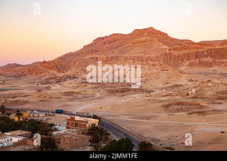 Luftaufnahme der archäologischen Stätte Tal der Könige in Theban Nekropolis am Morgen, Stockfoto