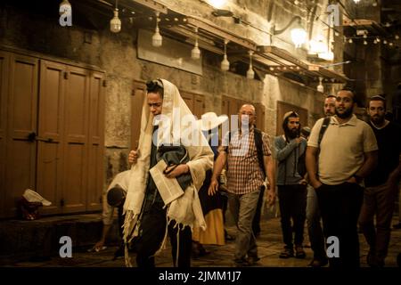 Jerusalem, Israel. 07. August 2022. Juden beten in der Nähe der Tür der Al-Aqsa Moschee in der Altstadt von Jerusalem während des heiligen Tages Tisha B'AV, einem Tag, an dem die Zerstörung der alten Tempel Jerusalems erinnert wird. Quelle: Ilia Yefimovich/dpa/Alamy Live News Stockfoto