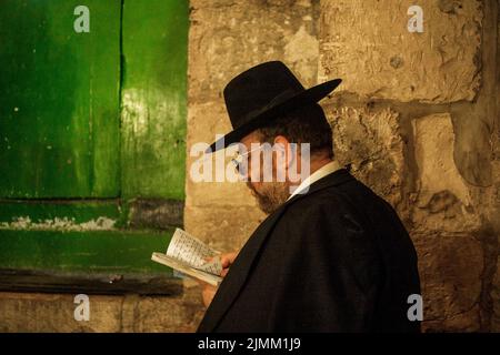 Jerusalem, Israel. 07. August 2022. Ein Jude betet an der Tür der Al-Aqsa Moschee in der Altstadt Jerusalems während des heiligen Tages Tisha B'AV, einem Tag, an dem der Zerstörung der alten Jerusalemer Tempel gedenkt. Quelle: Ilia Yefimovich/dpa/Alamy Live News Stockfoto