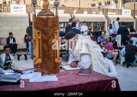 Jerusalem, Israel. 07. August 2022. Juden beten an der westlichen Mauer, im Islam als die Buraq-Mauer bekannt, während des heiligen Tages Tisha B'AV, einem Tag, an dem die Zerstörung der alten Tempel Jerusalems gedenkt. Quelle: Ilia Yefimovich/dpa/Alamy Live News Stockfoto