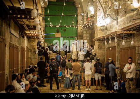 Jerusalem, Israel. 07. August 2022. Juden beten am Eingang der Al-Aqsa Moschee in der Altstadt Jerusalems während des heiligen Tages Tisha B'AV, einem Tag, an dem die Zerstörung der alten Jerusalemer Tempel gedenkt. Quelle: Ilia Yefimovich/dpa/Alamy Live News Stockfoto