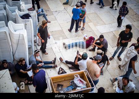 Jerusalem, Israel. 07. August 2022. Juden beten an der westlichen Mauer, im Islam als die Buraq-Mauer bekannt, während des heiligen Tages Tisha B'AV, einem Tag, an dem die Zerstörung der alten Tempel Jerusalems gedenkt. Quelle: Ilia Yefimovich/dpa/Alamy Live News Stockfoto