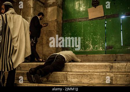 Jerusalem, Israel. 07. August 2022. Juden beten am Eingang der Al-Aqsa Moschee in der Altstadt Jerusalems während des heiligen Tages Tisha B'AV, einem Tag, an dem die Zerstörung der alten Jerusalemer Tempel gedenkt. Quelle: Ilia Yefimovich/dpa/Alamy Live News Stockfoto