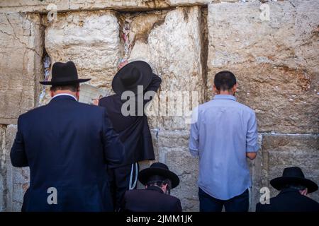 Jerusalem, Israel. 07. August 2022. Juden beten an der westlichen Mauer, im Islam als die Buraq-Mauer bekannt, während des heiligen Tages Tisha B'AV, einem Tag, an dem die Zerstörung der alten Tempel Jerusalems gedenkt. Quelle: Ilia Yefimovich/dpa/Alamy Live News Stockfoto