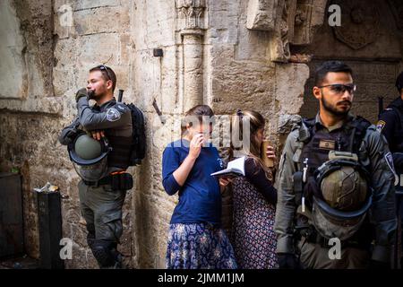 Jerusalem, Israel. 07. August 2022. Juden beten in der Nähe der Tür der Al-Aqsa Moschee in der Altstadt von Jerusalem während des heiligen Tages Tisha B'AV, einem Tag, an dem die Zerstörung der alten Tempel Jerusalems erinnert wird. Quelle: Ilia Yefimovich/dpa/Alamy Live News Stockfoto