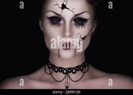 Modell in kreative Bild. Spooky sprechen gebrochen Puppe. Stockfoto