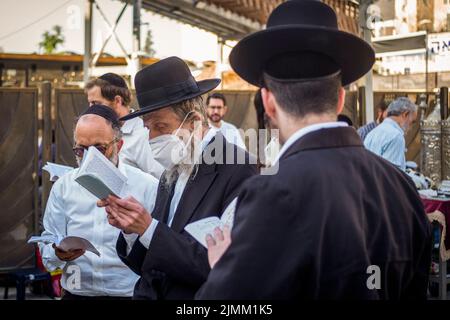 Jerusalem, Israel. 07. August 2022. Juden beten an der westlichen Mauer, im Islam als die Buraq-Mauer bekannt, während des heiligen Tages Tisha B'AV, einem Tag, an dem die Zerstörung der alten Tempel Jerusalems gedenkt. Quelle: Ilia Yefimovich/dpa/Alamy Live News Stockfoto