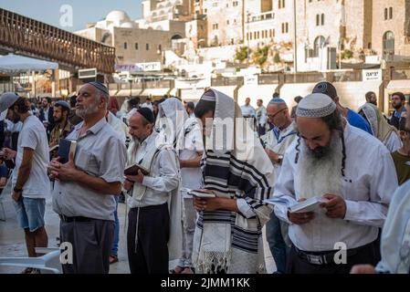 Jerusalem, Israel. 07. August 2022. Juden beten an der westlichen Mauer, im Islam als die Buraq-Mauer bekannt, während des heiligen Tages Tisha B'AV, einem Tag, an dem die Zerstörung der alten Tempel Jerusalems gedenkt. Quelle: Ilia Yefimovich/dpa/Alamy Live News Stockfoto