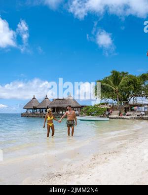 Mann und Frau an einem tropischen Strand in Mauritius, Stockfoto
