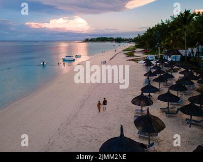 Mann und Frau an einem tropischen Strand in Mauritius, Stockfoto