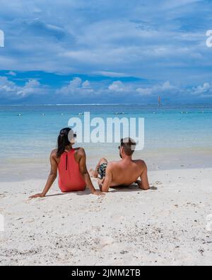 Mann und Frau an einem tropischen Strand in Mauritius, Stockfoto